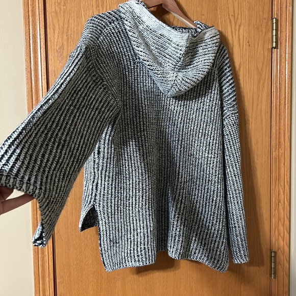 ❄️POL hooded sweater❄️ - Picture 4 of 5